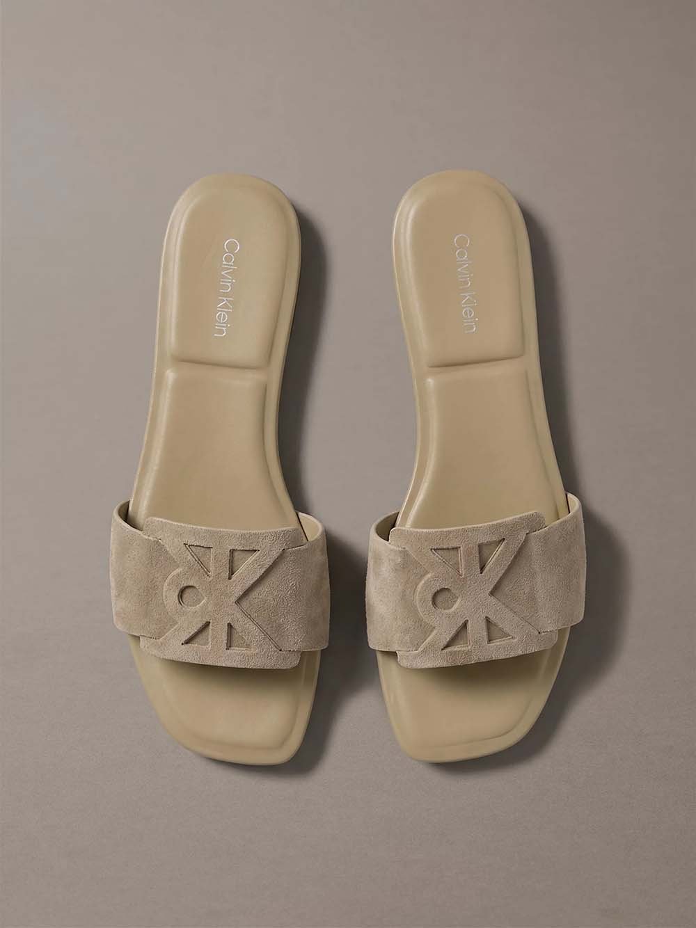 כפכפי קלווין קליין Square Flat Sndl Embl Suede נשים