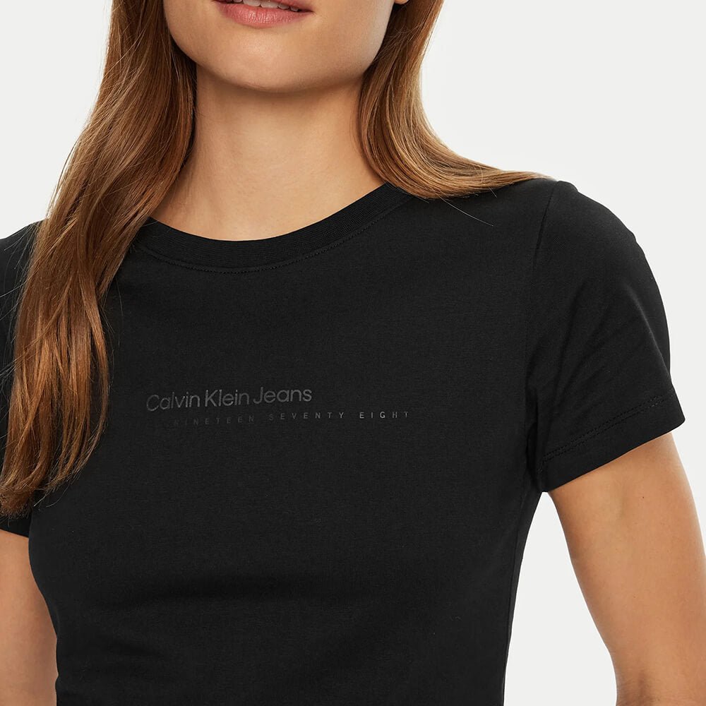 חולצת טישירט קצרה קלווין קליין Institutional Graphic Slim נשים