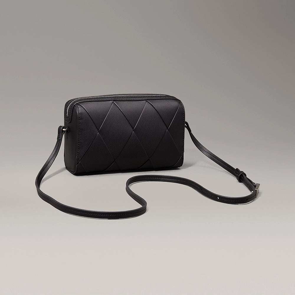 תיק קלווין קליין Woven Crossbody Camera נשים