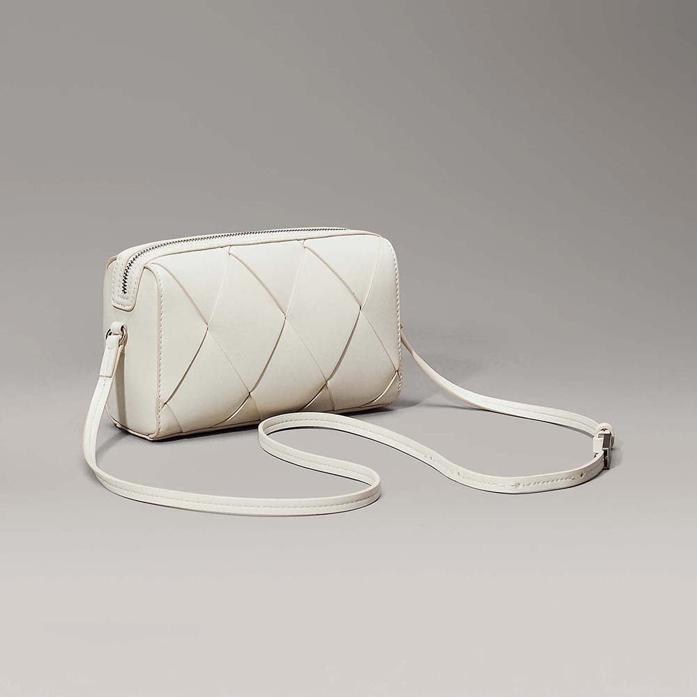 תיק קלווין קליין Woven Crossbody Camera נשים