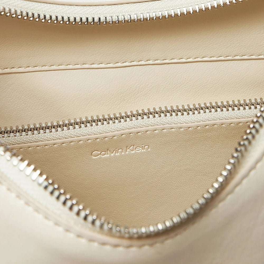 תיק קלווין קליין Hardware Strap Hobo Shoulder נשים