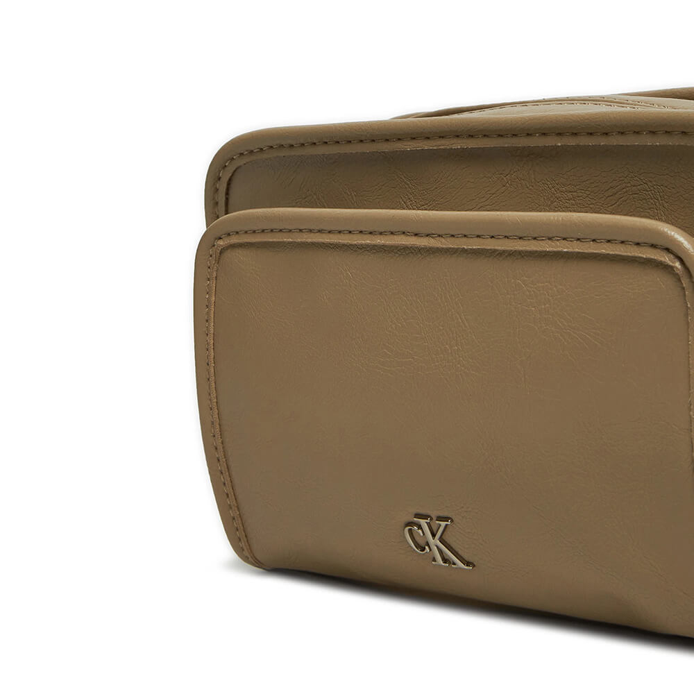 תיק קלווין קליין Utility Camera נשים