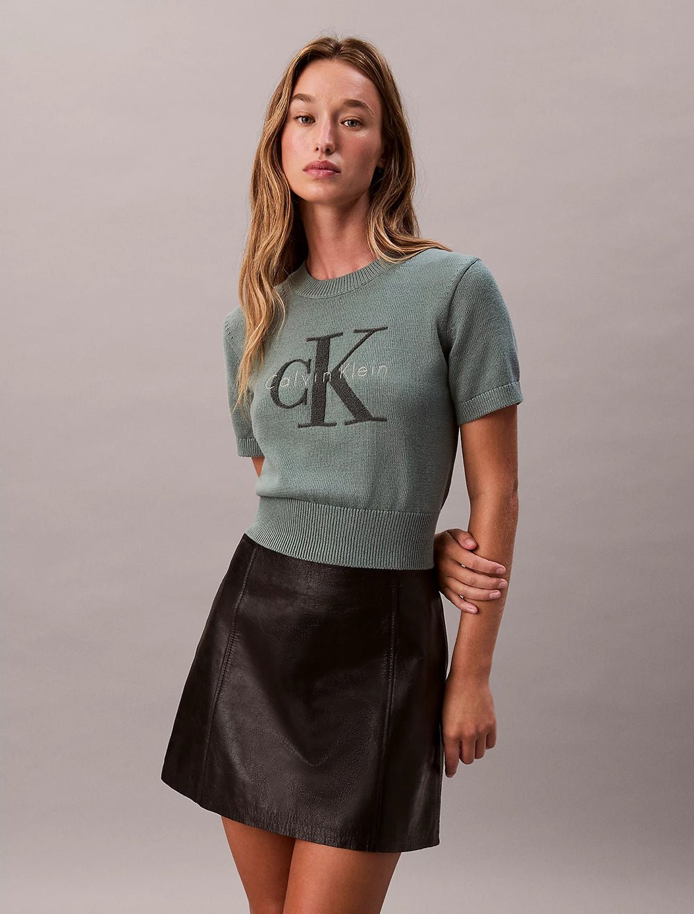 חולצה קצרה קלווין קליין Monologo Cropped Jumper נשים