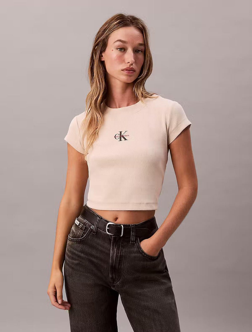 חולצת טישירט קצרה קלווין קליין Monologo Baby Tee נשים