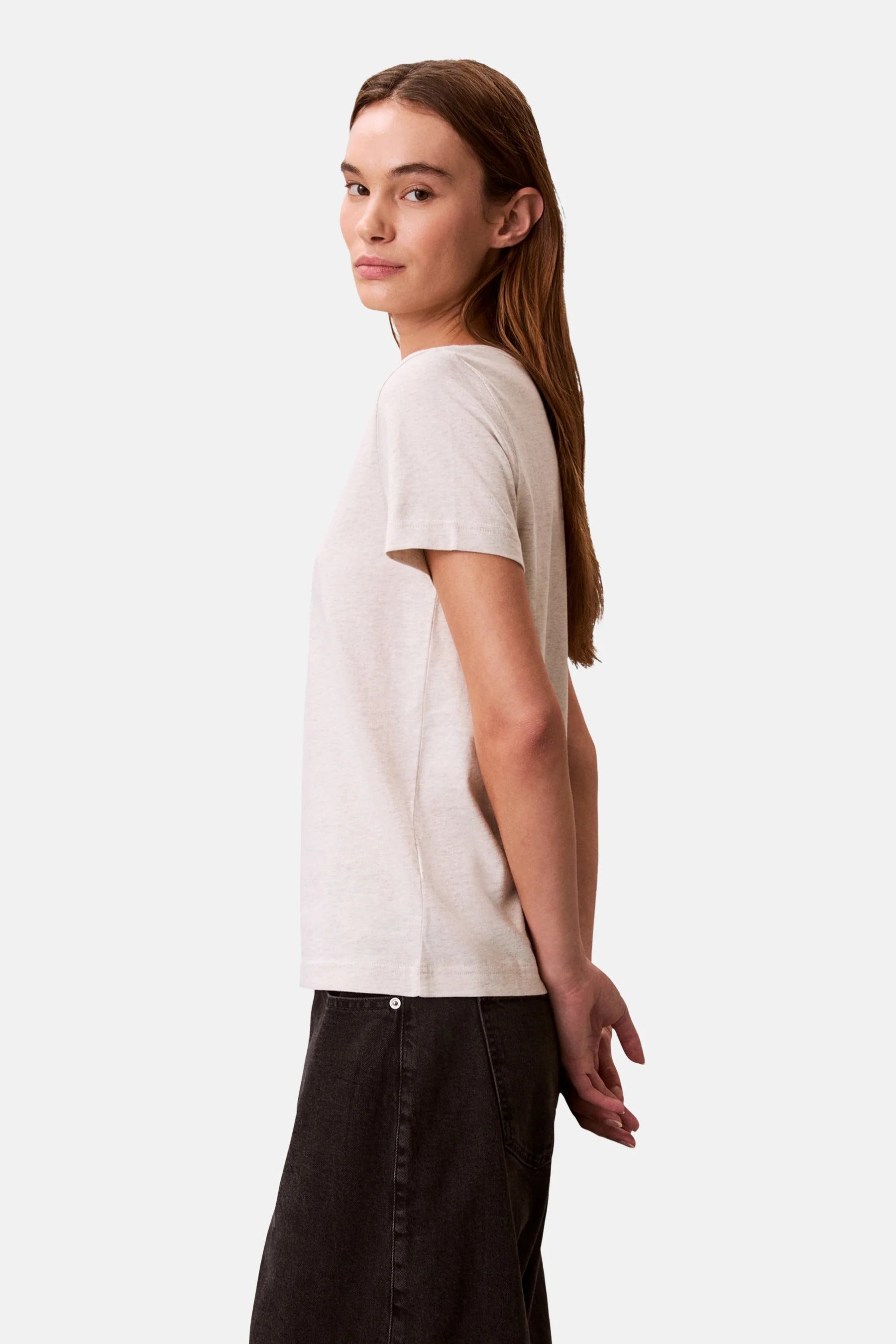 חולצת טישירט קצרה קלווין קליין Relaxed Monogram V-Neck נשים