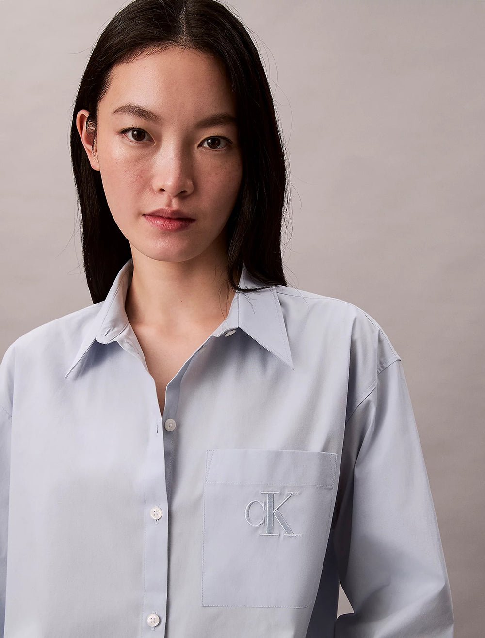 חולצה מכופתרת קלווין קליין Poplin Relaxed Button-Up נשים