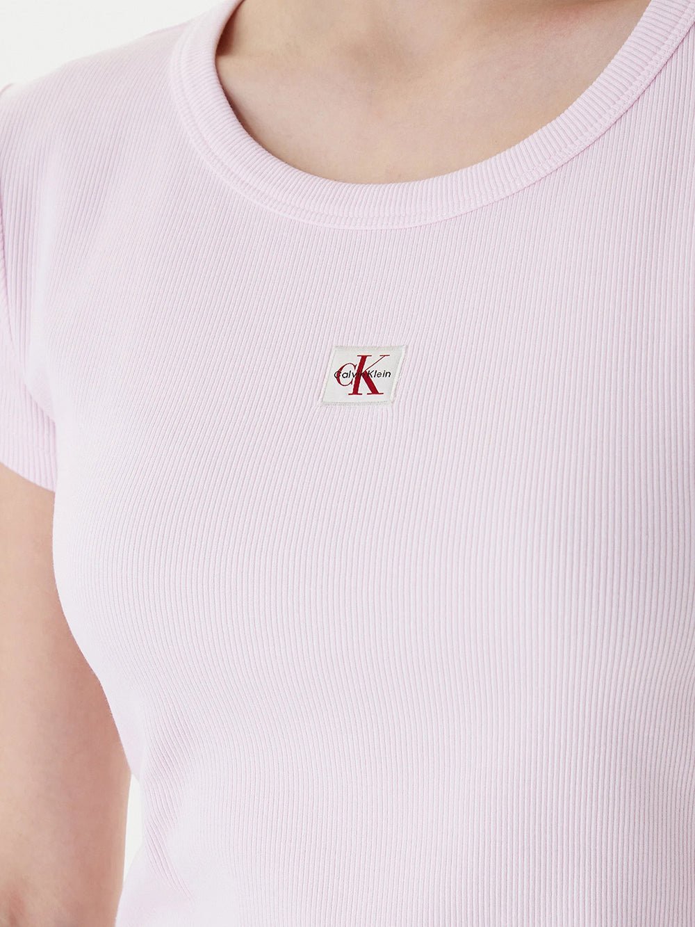 חולצת טישירט קצרה קלווין קליין Slim Ribbed Cotton Badge נשים