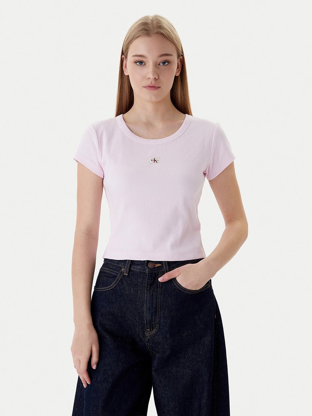 חולצת טישירט קצרה קלווין קליין Slim Ribbed Cotton Badge נשים