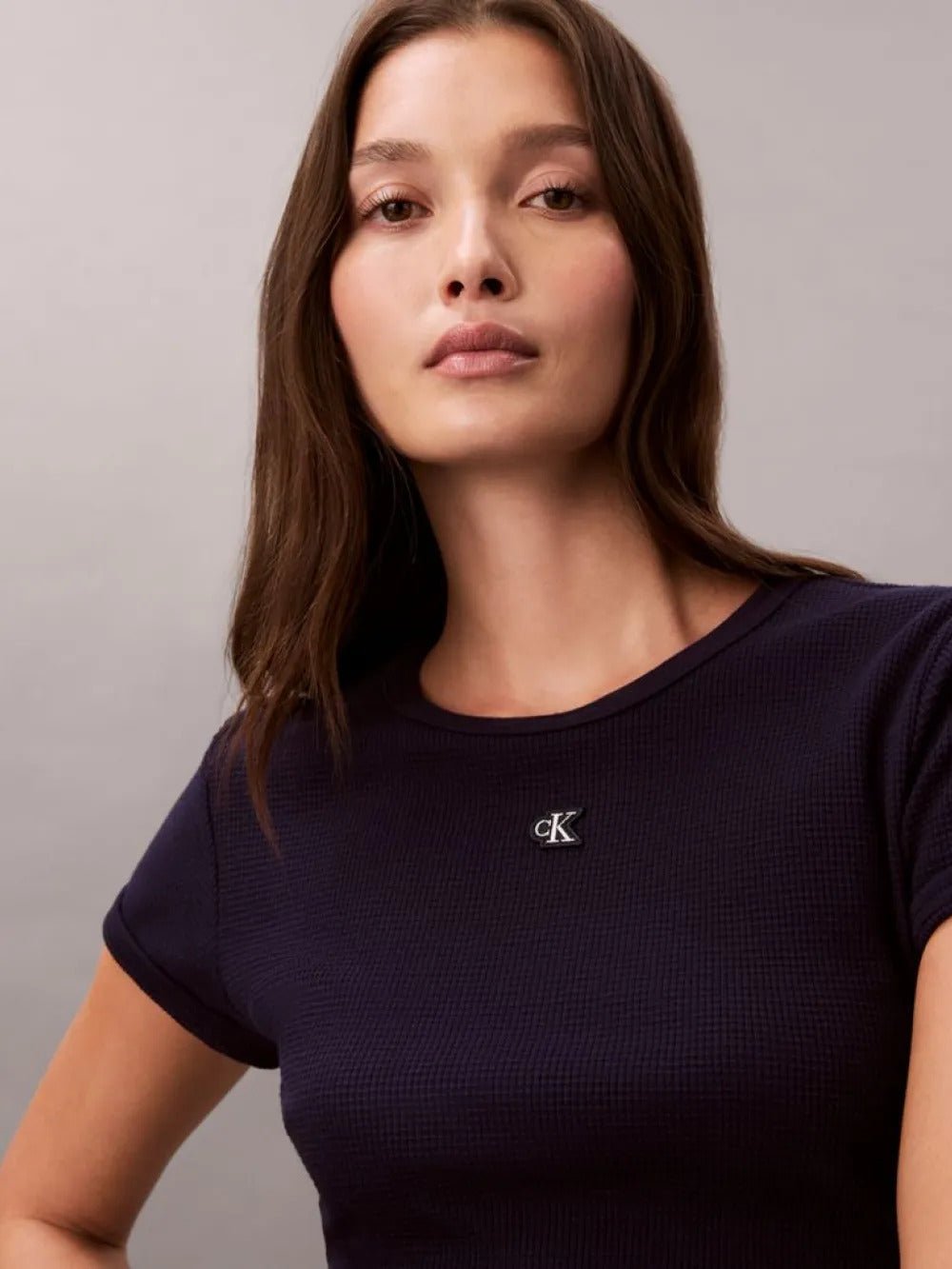 חולצת טישירט קצרה קלווין קליין Short Sleeve Monogram Patch Slim Waffle נשים