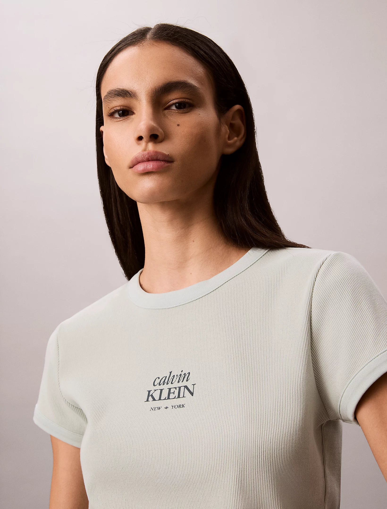 חולצת טישירט קצרה קלווין קליין Slim Ribbed Cotton Logo נשים