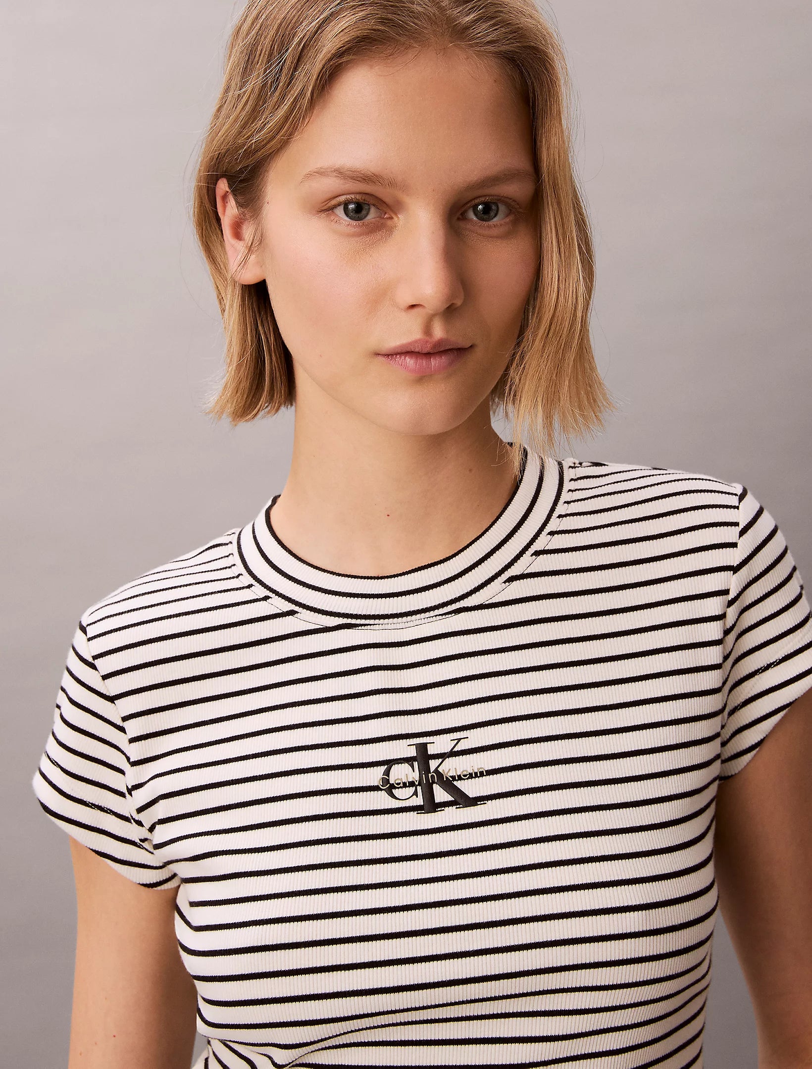 חולצת טישירט קצרה קלווין קליין Slim Ribbed Stripe נשים