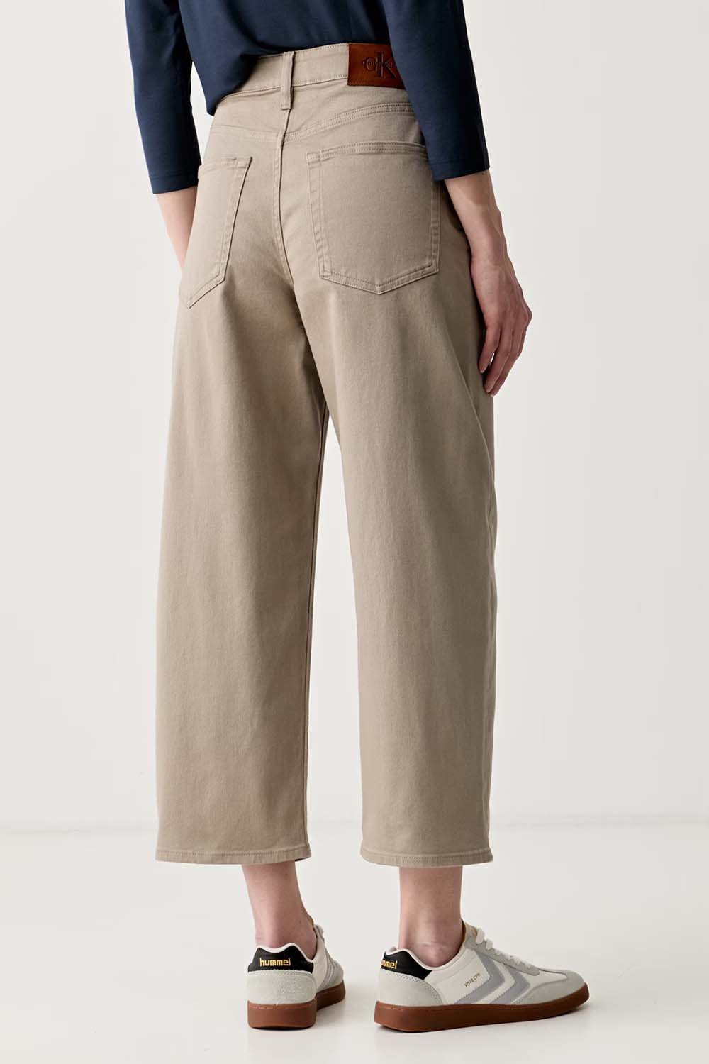 ג'ינס קלווין קליין Cropped Barrel Jeans נשים