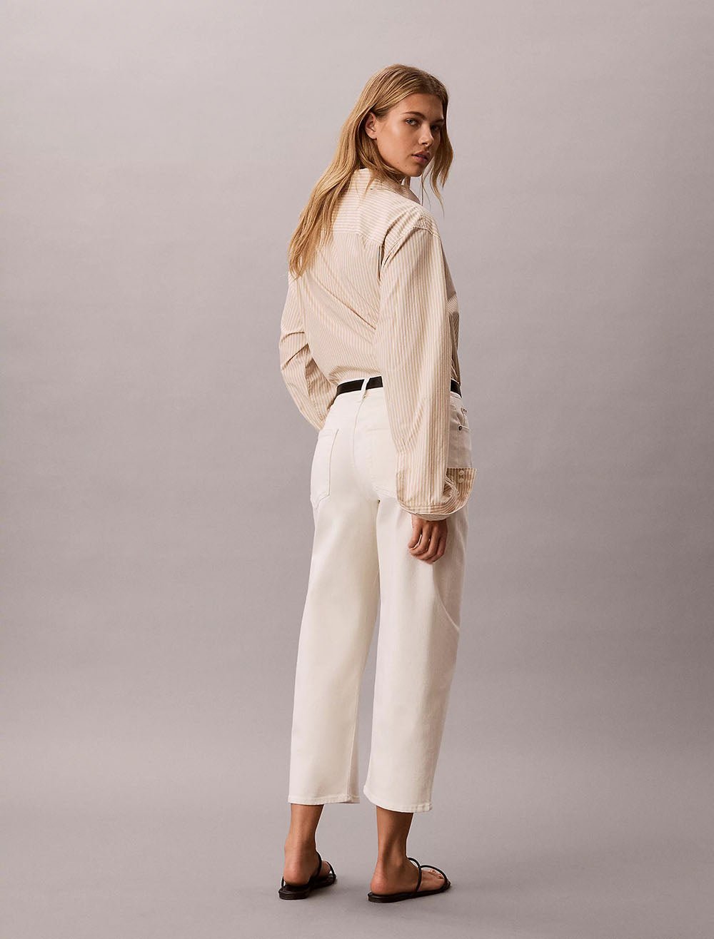 ג'ינס קלווין קליין Cropped Cotton Twill Barrel Trousers נשים