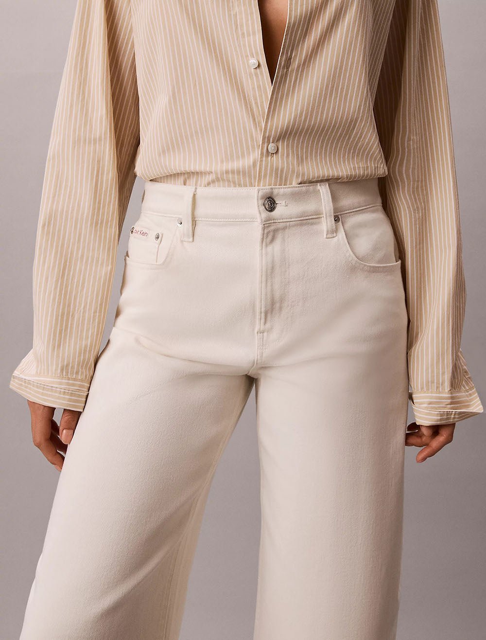 ג'ינס קלווין קליין Cropped Cotton Twill Barrel Trousers נשים
