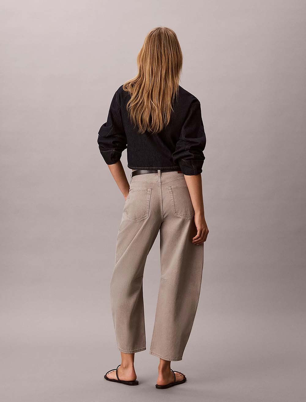 ג'ינס קלווין קליין Cropped Barrel Jean נשים