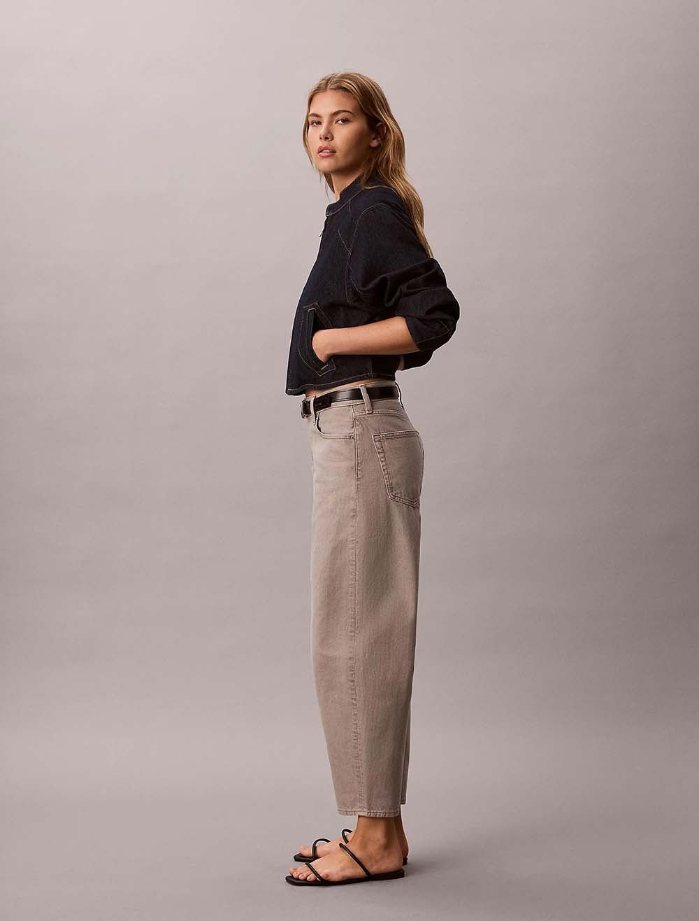 ג'ינס קלווין קליין Cropped Barrel Jean נשים