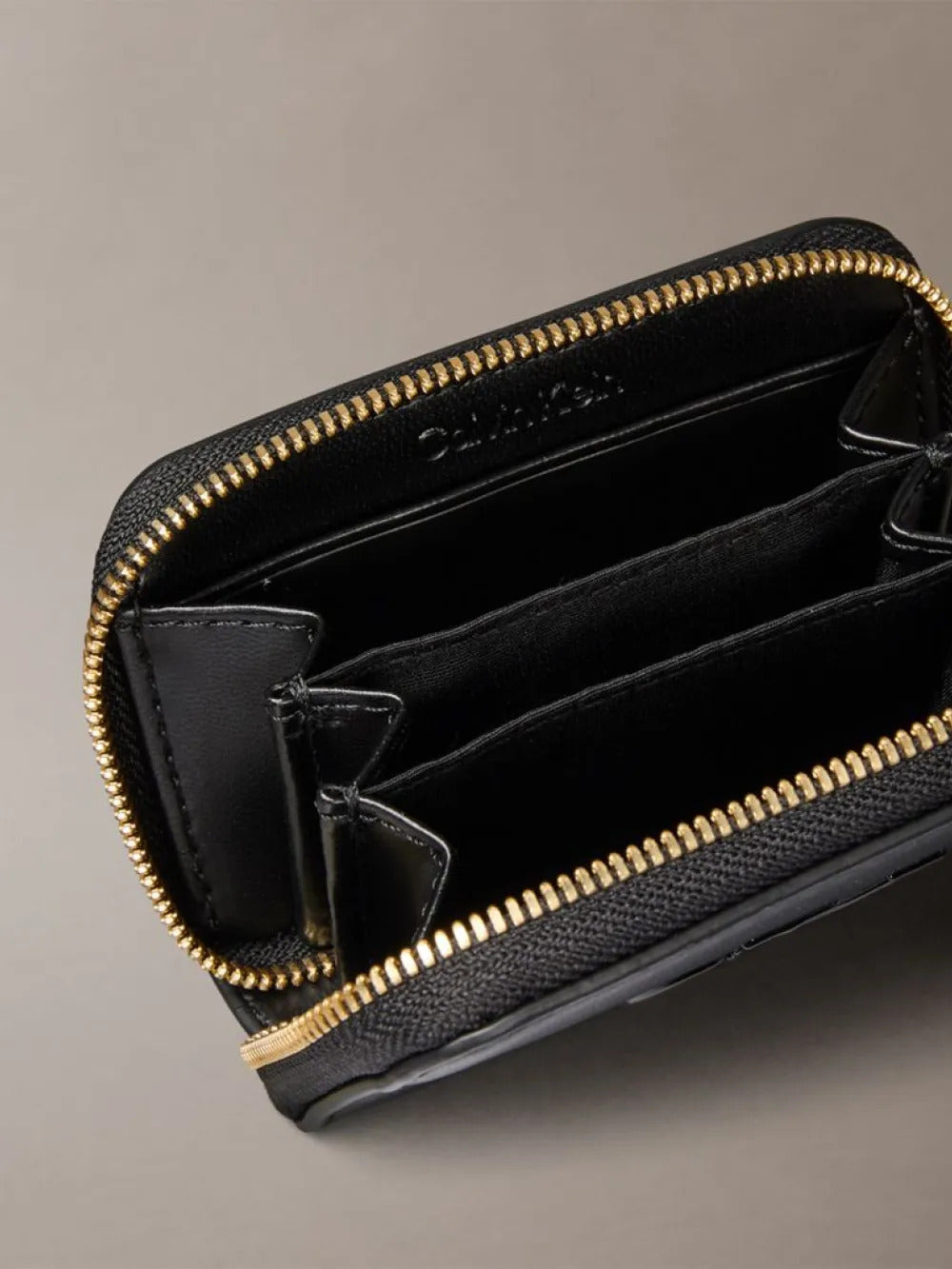 ארנק קלווין קליין Embossed Monogram Zip נשים