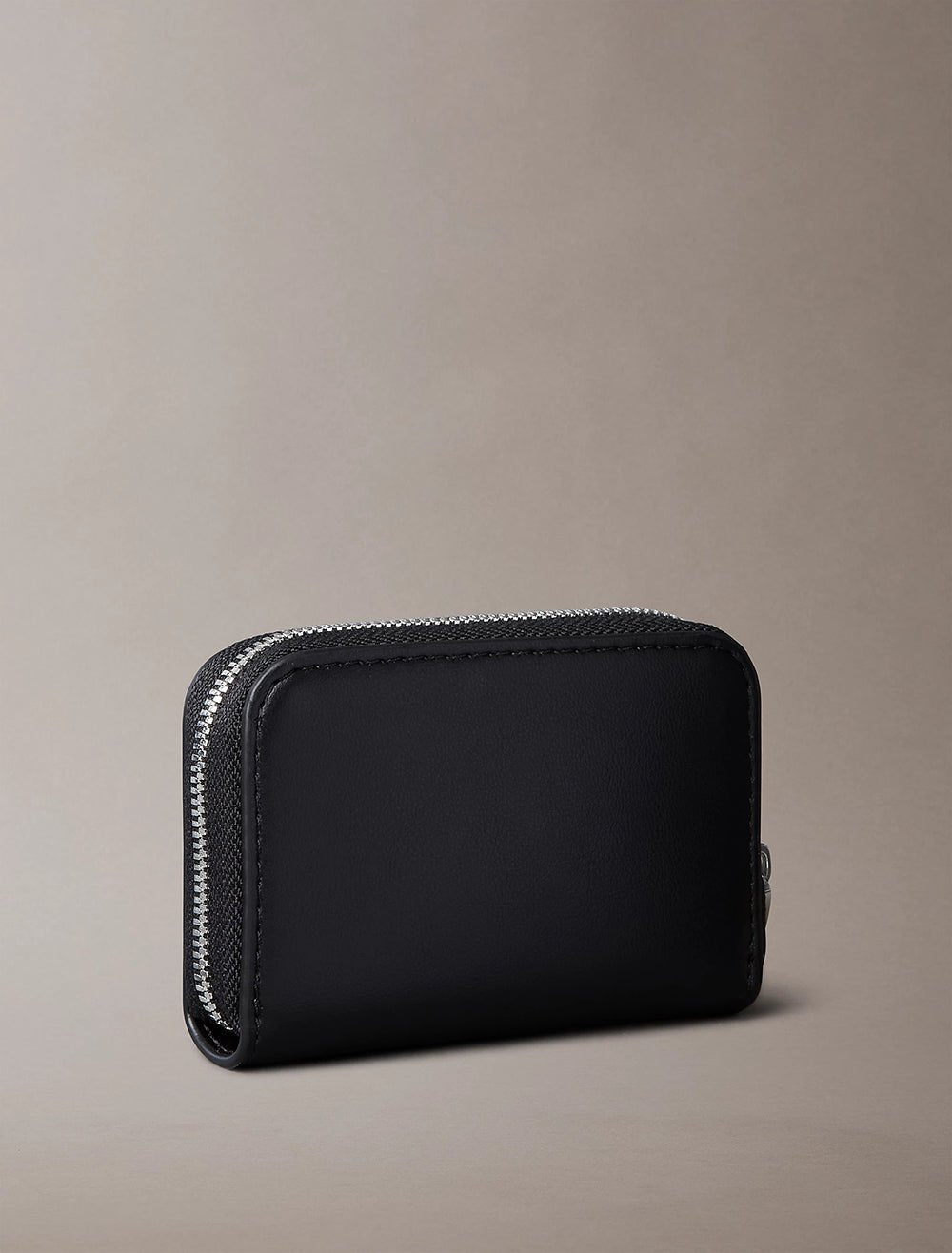 ארנק קלווין קליין Embossed Monogram Zip נשים