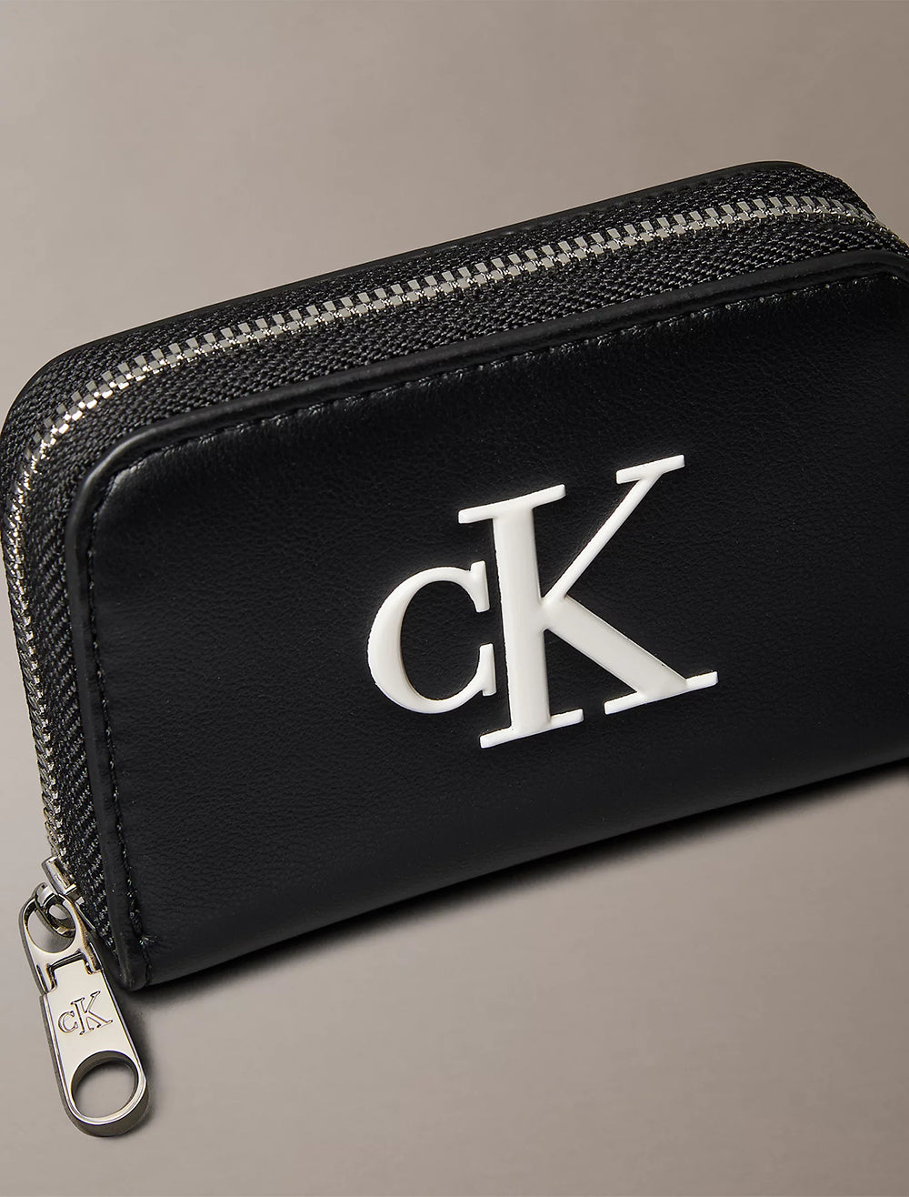 ארנק קלווין קליין Embossed Monogram Zip נשים
