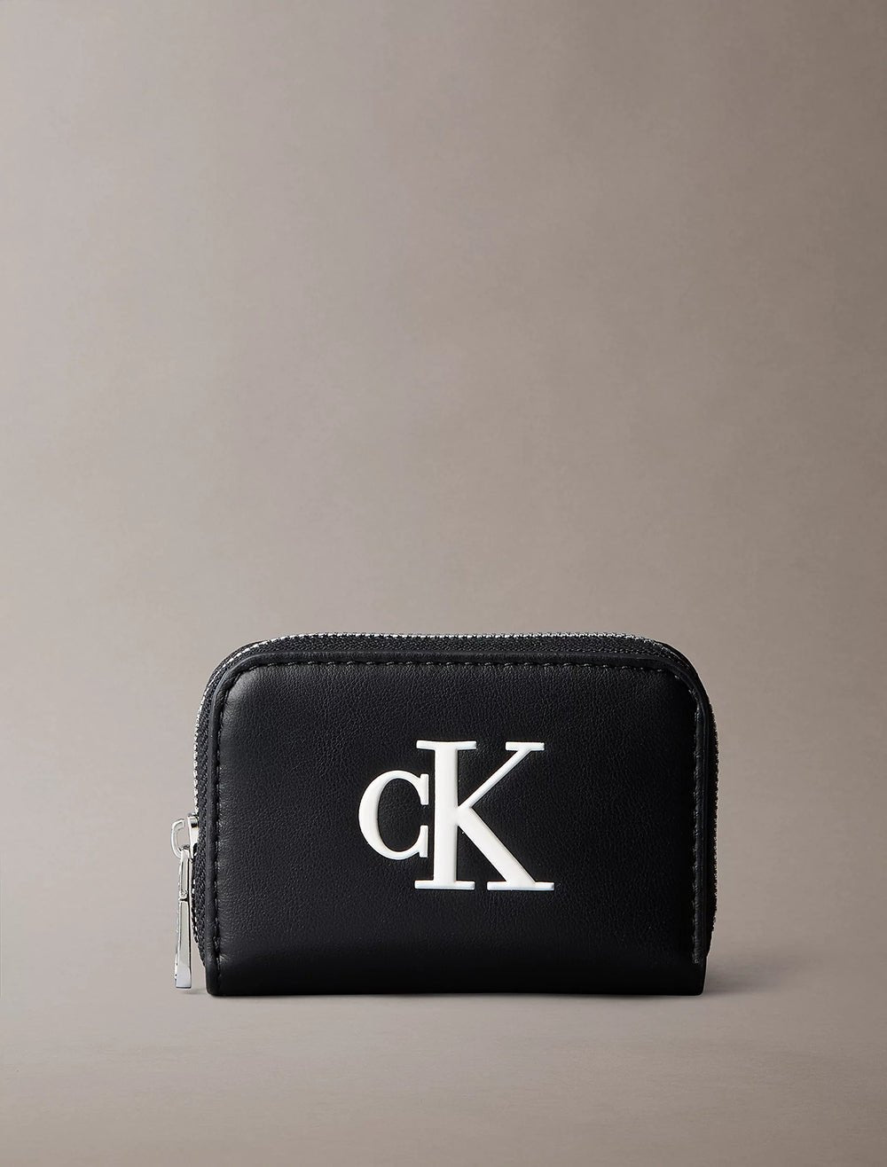 ארנק קלווין קליין Embossed Monogram Zip נשים