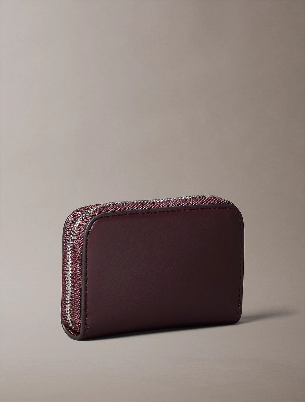 ארנק קלווין קליין Embossed Monogram Zip נשים