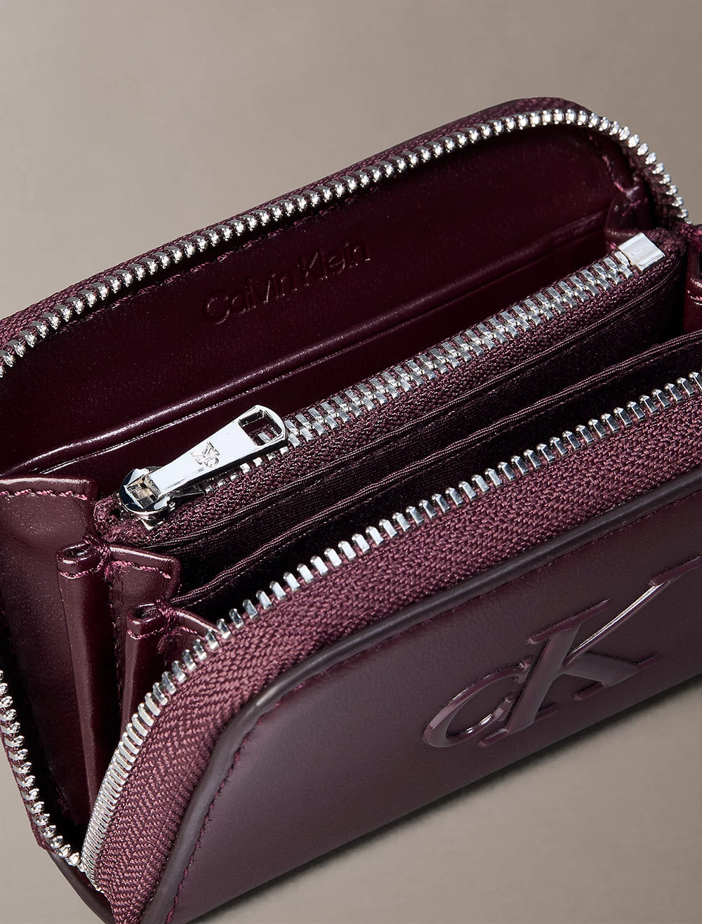 ארנק קלווין קליין Embossed Monogram Zip נשים