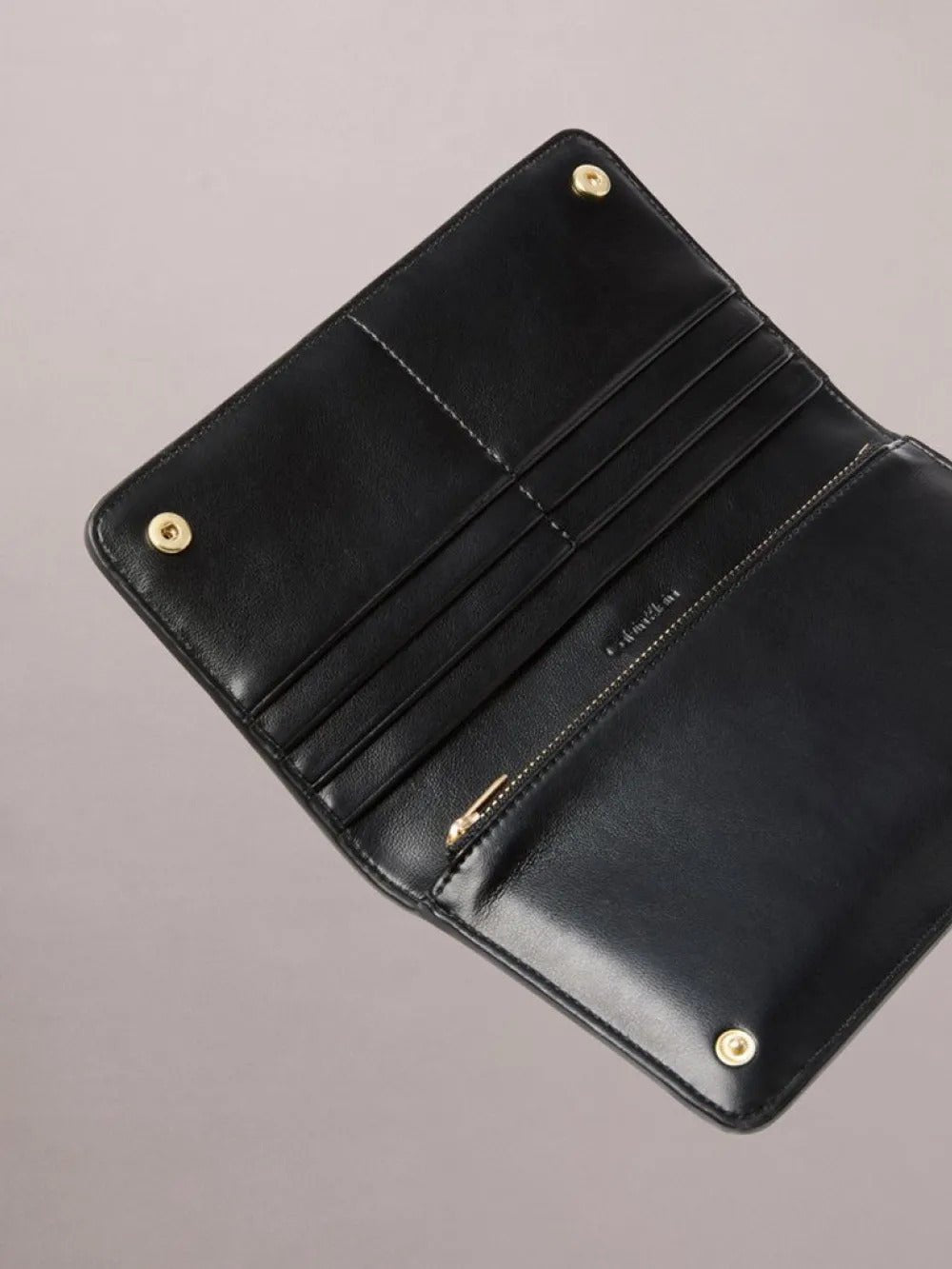 ארנק קלווין קליין Woven Passport Longfold נשים