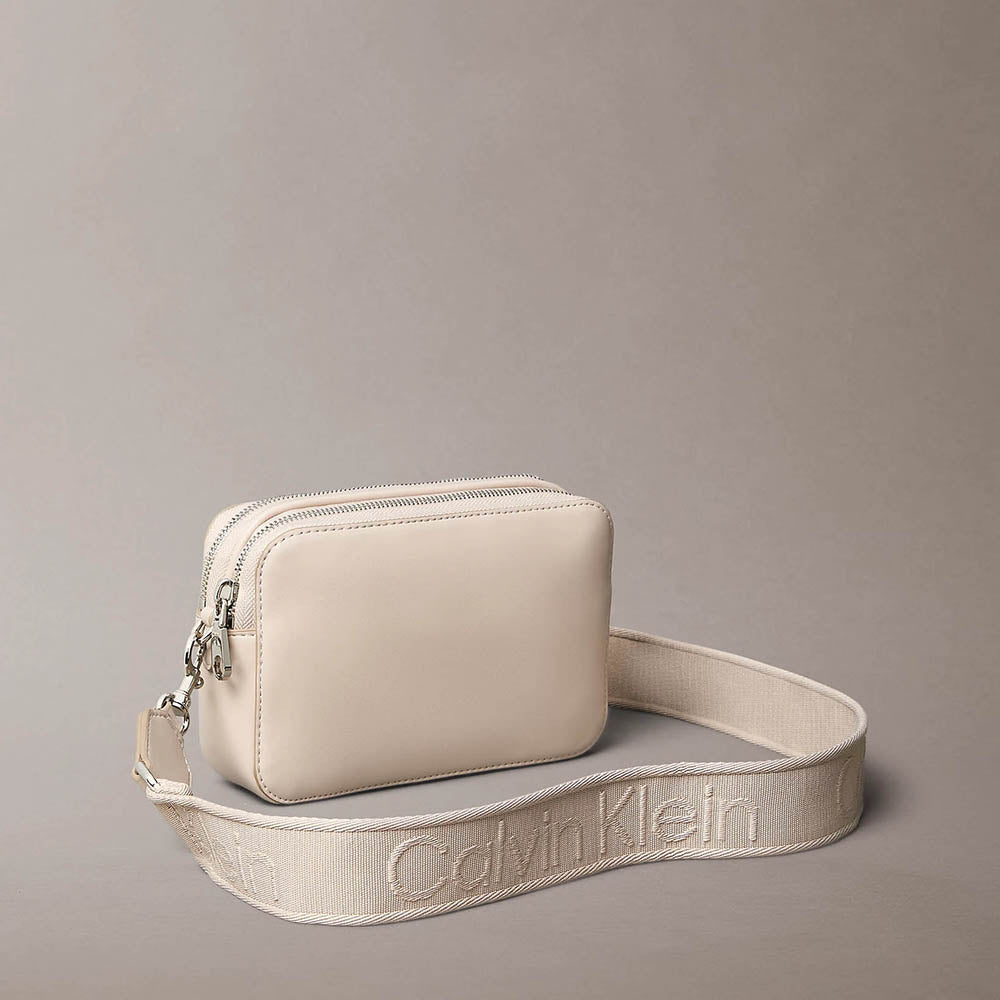 תיק קלווין קליין Convertible 2-Strap Crossbody Camera נשים