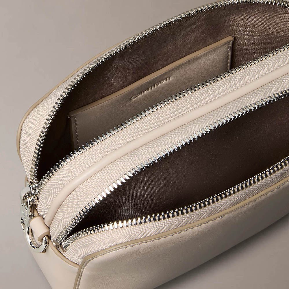 תיק קלווין קליין Convertible 2-Strap Crossbody Camera נשים