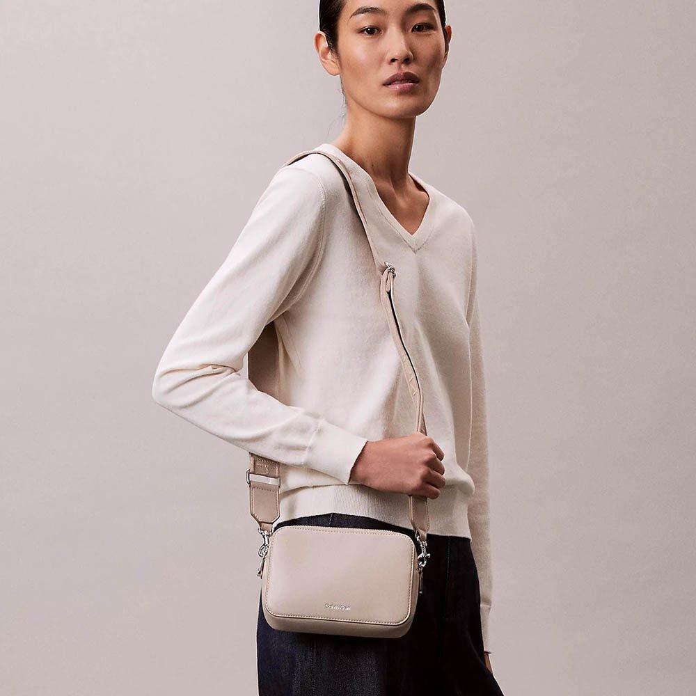 תיק קלווין קליין Convertible 2-Strap Crossbody Camera נשים