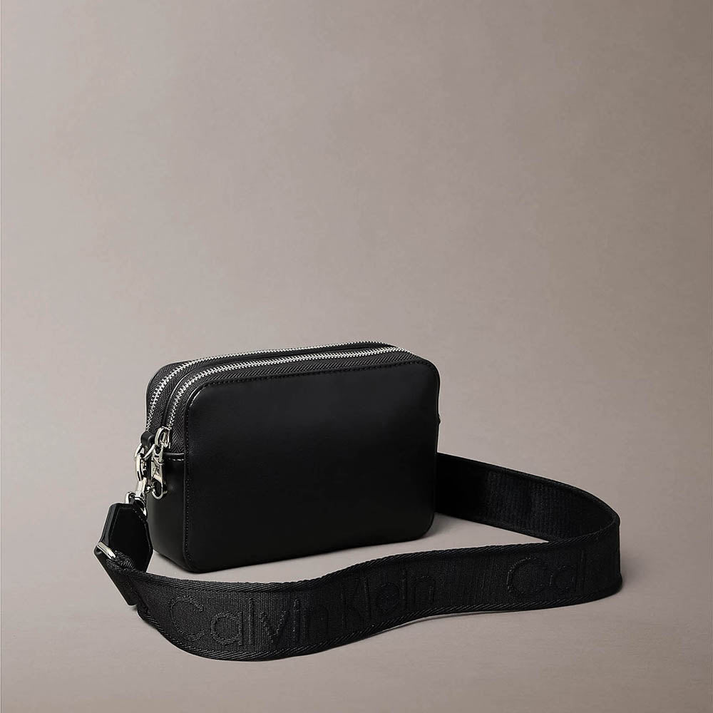 תיק קלווין קליין Convertible 2-Strap Crossbody Camera נשים