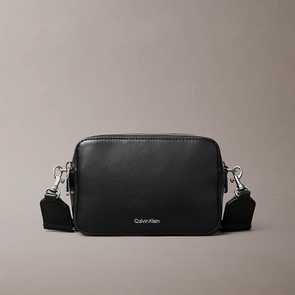 תיק קלווין קליין Convertible 2-Strap Crossbody Camera נשים