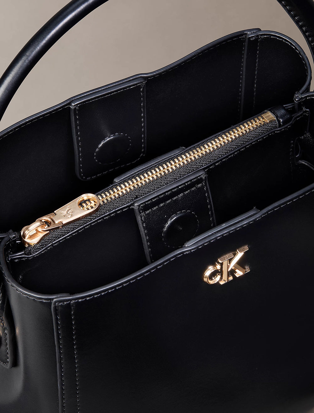 תיק קלווין קליין Monogram Hardware Bucket נשים
