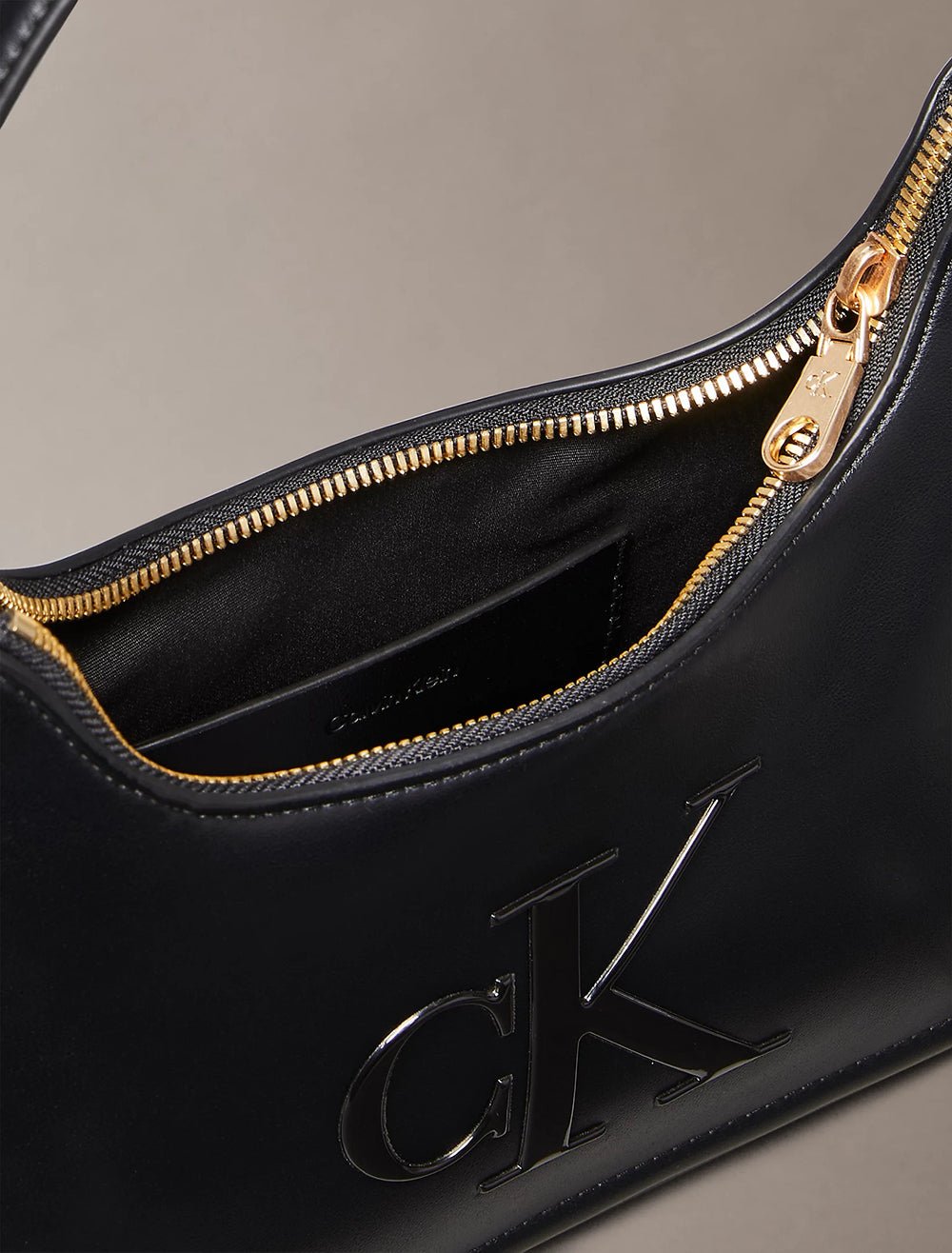 תיק קלווין קליין Embossed Monogram Logo נשים