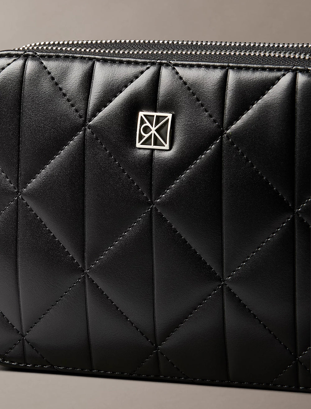 תיק קלווין קליין Quilted Emblem Logo Double Zip Camera נשים