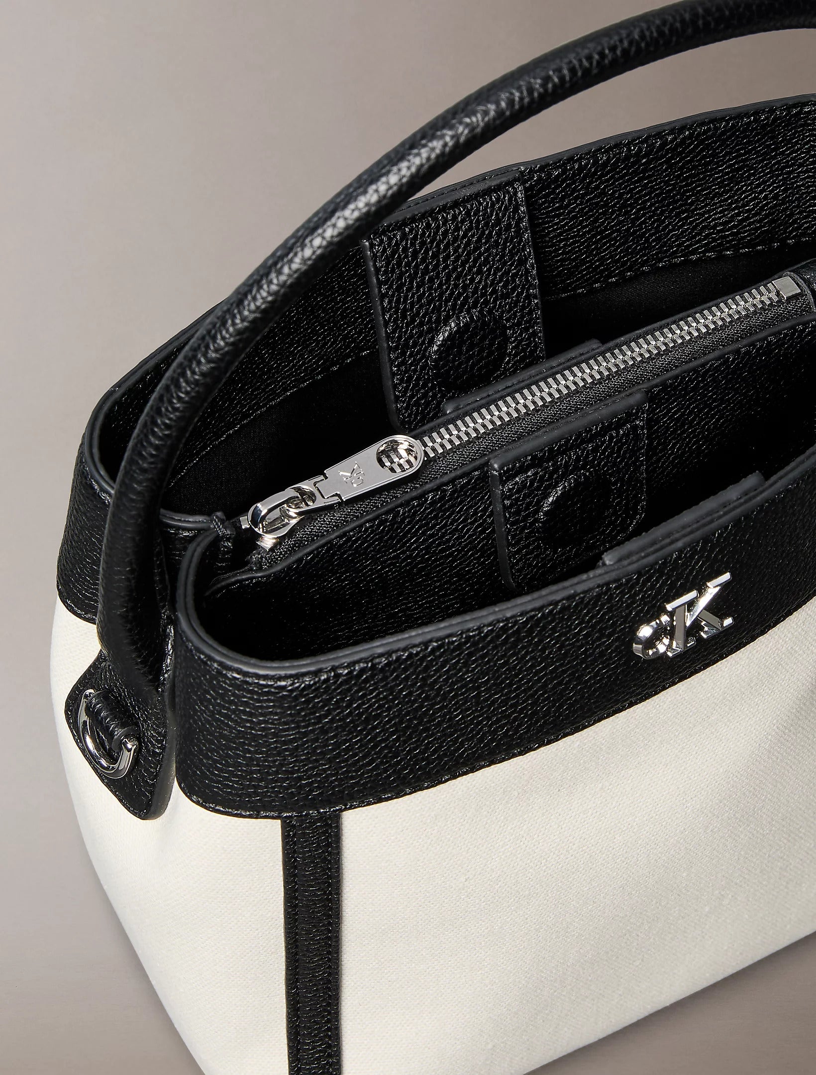 תיק קלווין קליין Cotton Canvas Bucket נשים