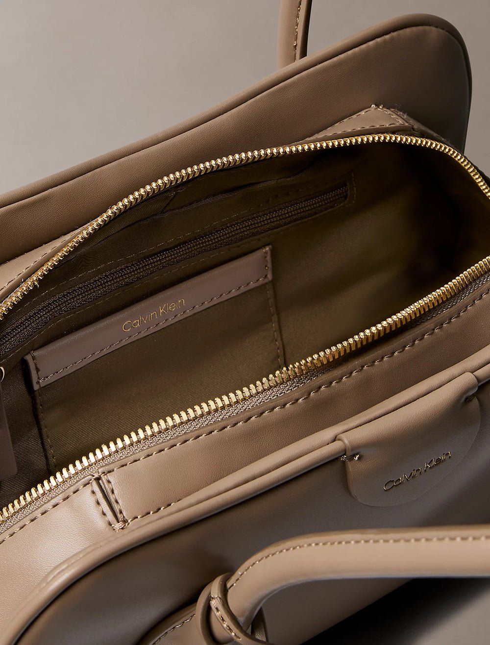תיק קלווין קליין Multi Compartment Shoulder Bag נשים