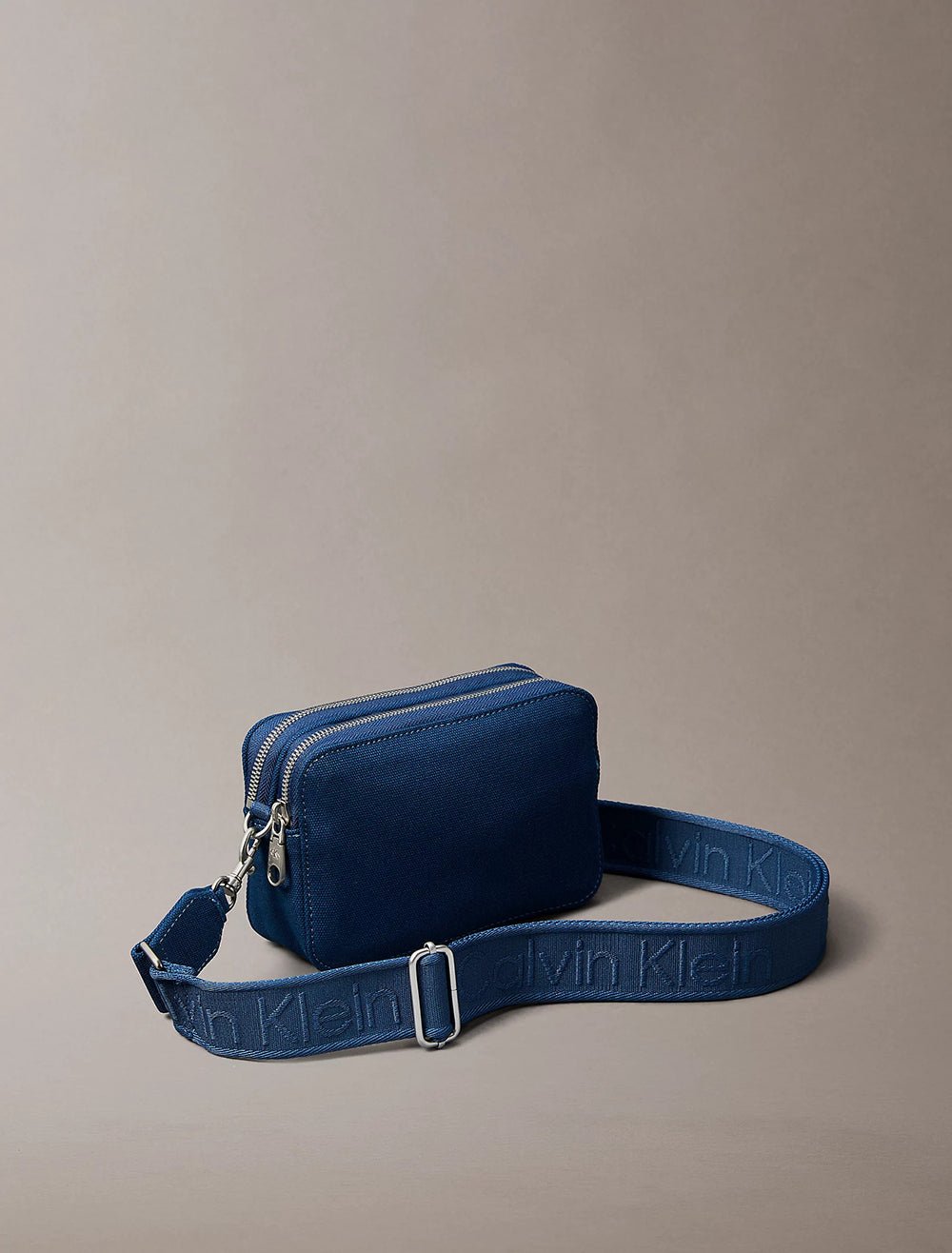 תיק קלווין קליין Canvas Crossbody Camera נשים