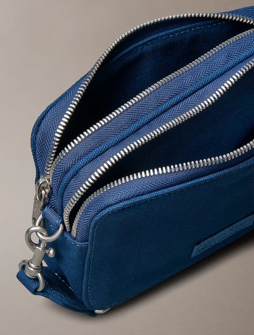 תיק קלווין קליין Canvas Crossbody Camera נשים