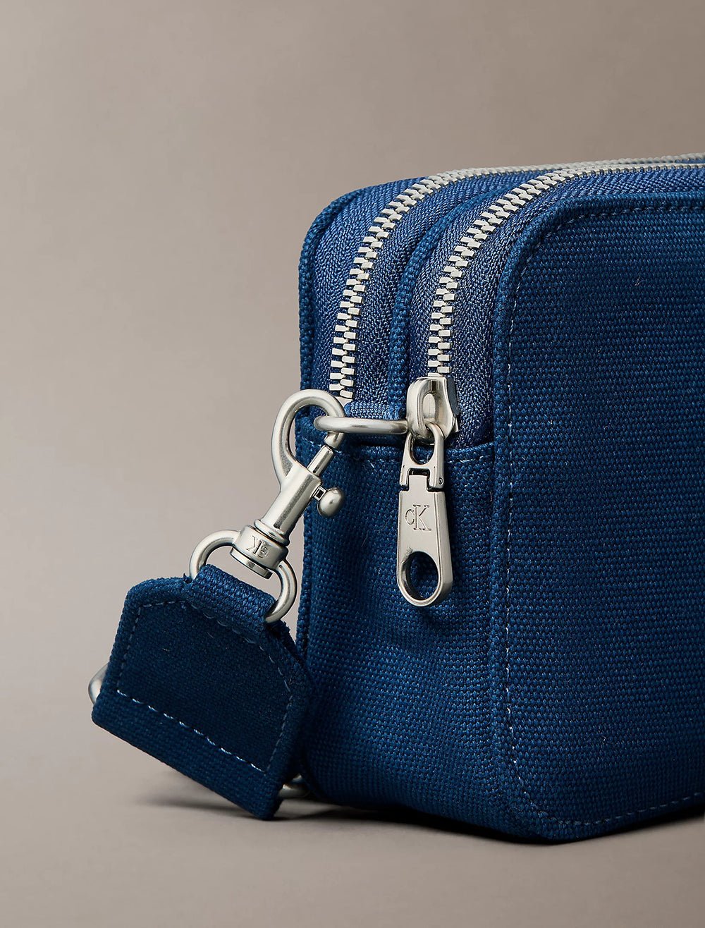 תיק קלווין קליין Canvas Crossbody Camera נשים