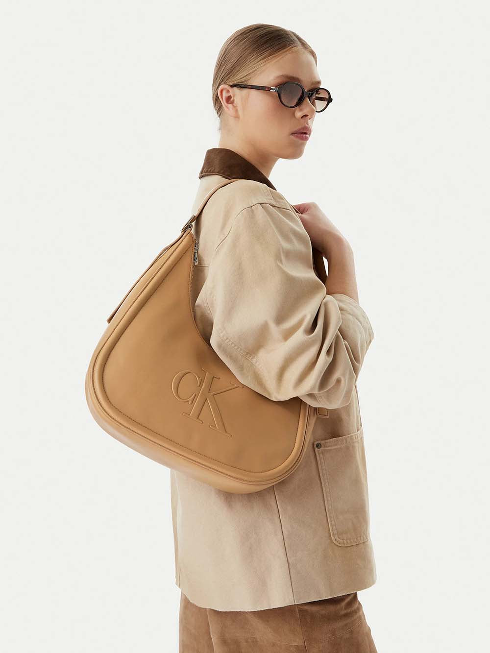 תיק קלווין קליין Bold Crescent Bag נשים