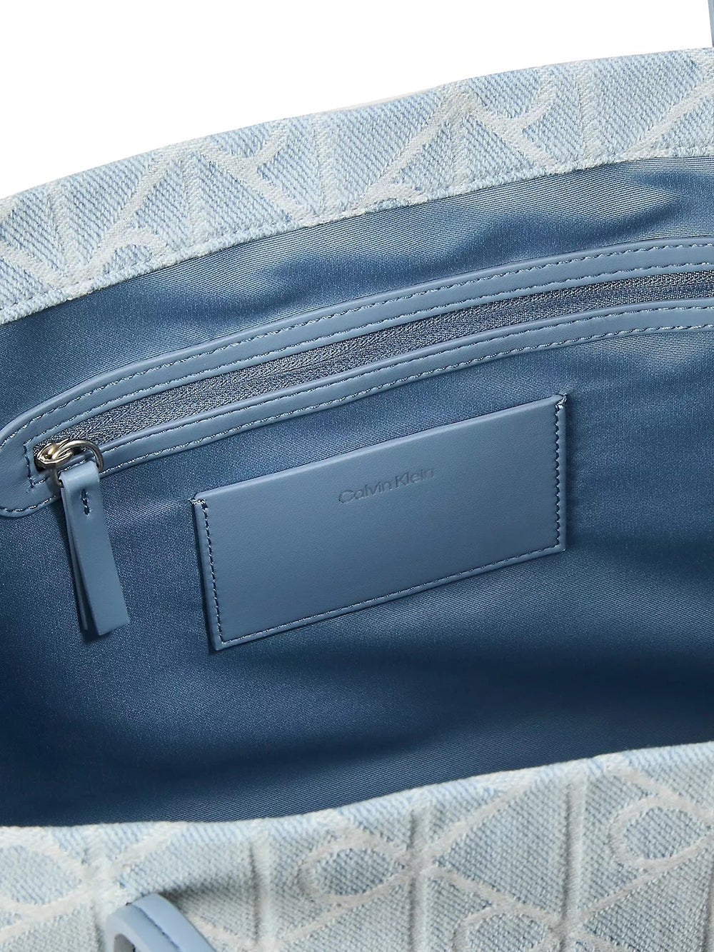 תיק קלווין קליין Emblem Aop Denim Tote W Pouch נשים