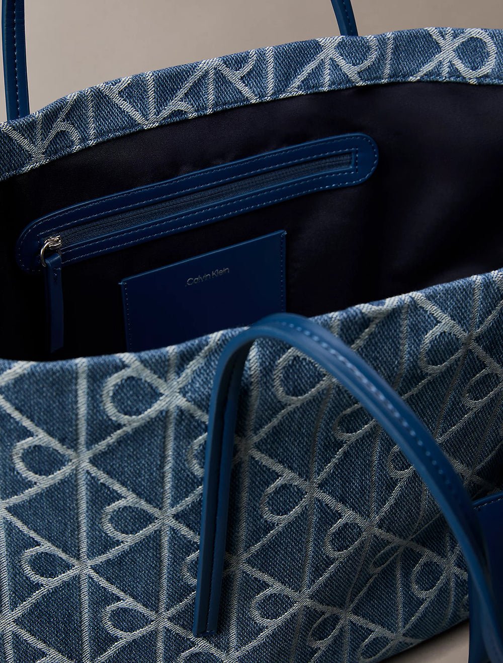 תיק קלווין קליין Emblem Aop Denim Tote W Pouch נשים