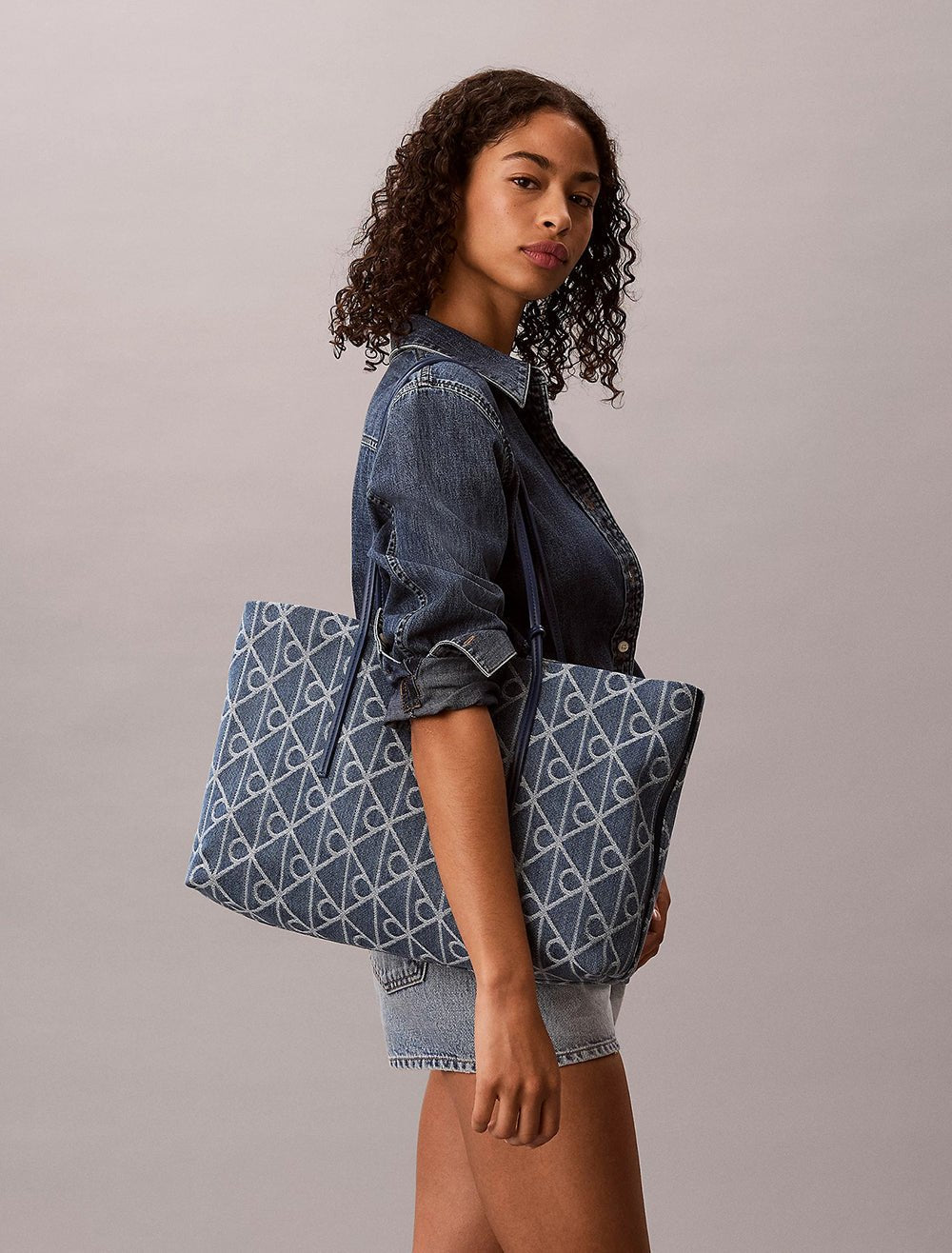 תיק קלווין קליין Emblem Aop Denim Tote W Pouch נשים