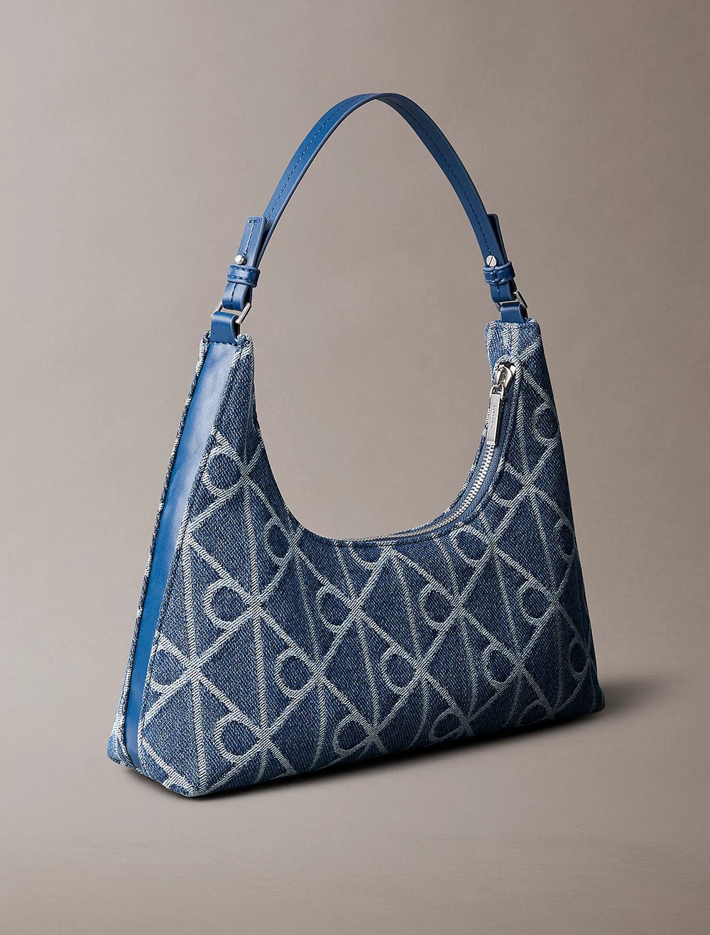תיק קלווין קליין Emblem Aop Denim Shoulder Bag נשים