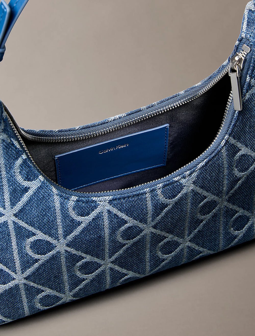 תיק קלווין קליין Emblem Aop Denim Shoulder Bag נשים