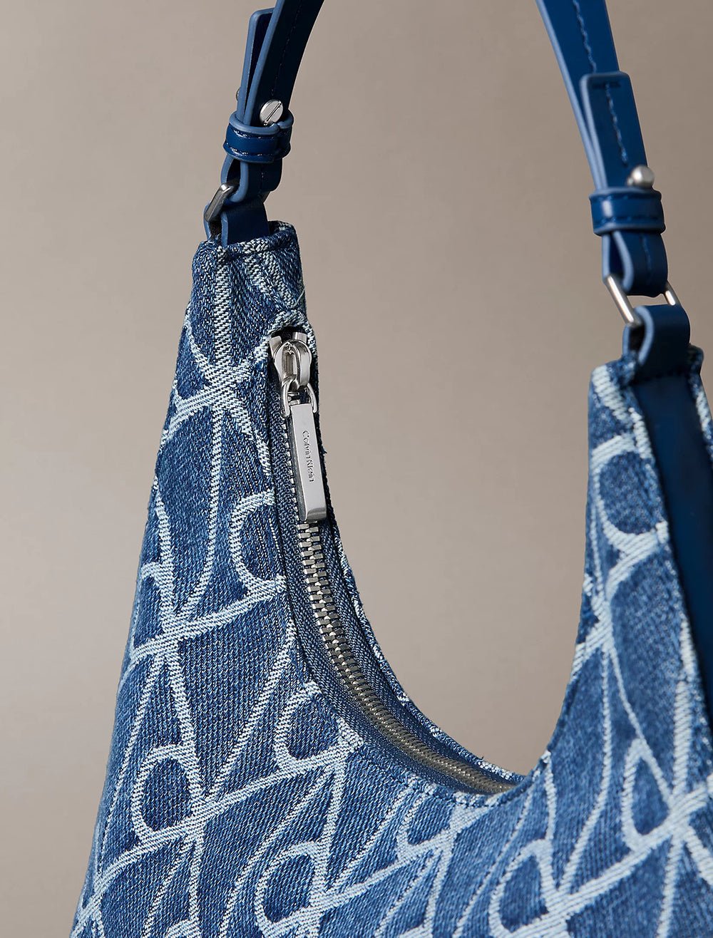 תיק קלווין קליין Emblem Aop Denim Shoulder Bag נשים