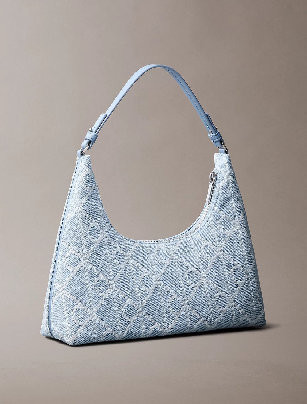 תיק קלווין קליין Emblem Aop Denim Shoulder Bag נשים