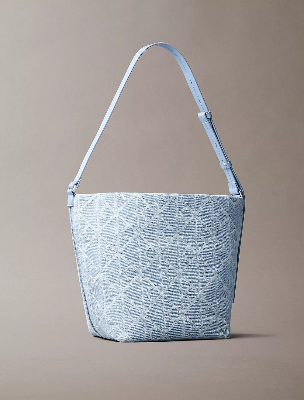 תיק קלווין קליין Emblem Aop Denim Bucket נשים