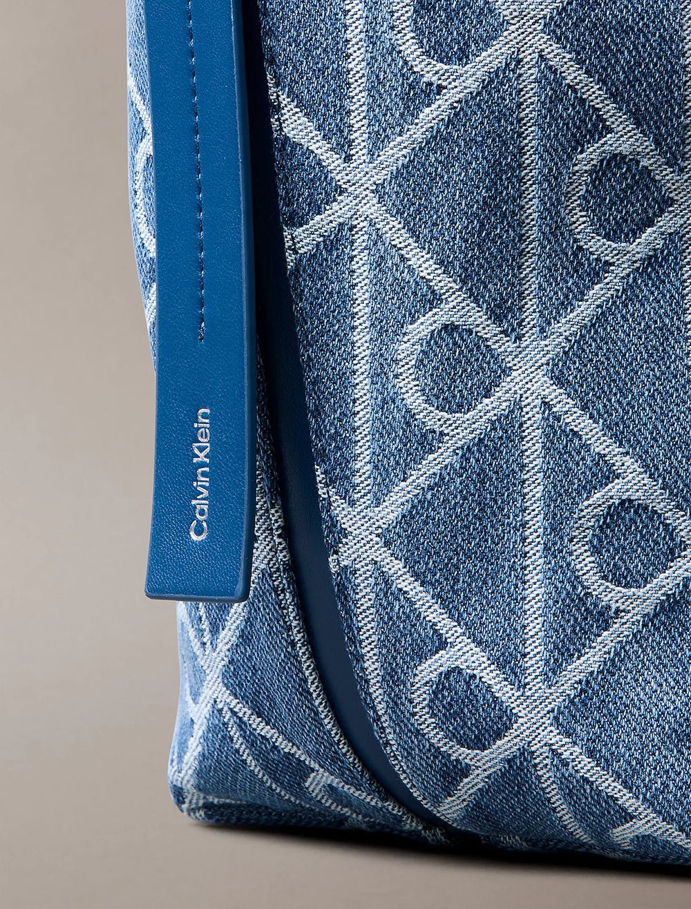 תיק קלווין קליין Emblem Aop Denim Bucket נשים